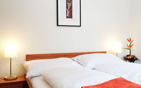 Leukerbad 190: Seng, Soveværelse, Møbel, Værelse, Ejendom, Sengetøj, Bed Frame, Orange, Sengetøj, Indretning