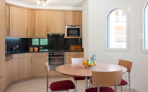 Leukerbad 190: Møbel, Værelse, Indretning, Ejendom, Countertop, Køkken, Bygning, Cabinetry, Loft, Etage