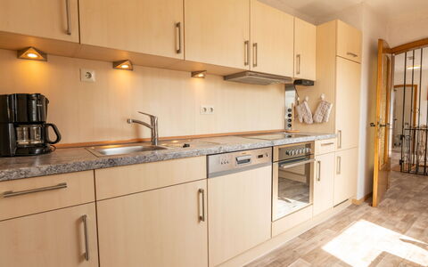 Wichtelmännchen: Cabinetry, Køkkenvask, Håndvask, Countertop, Tap, Sanitærarmatur, Køkken, Træ, Køkken Apparat, Belysning
