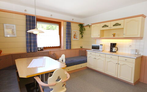 Zeller: Værelse, Ejendom, Møbel, Bygning, Indretning, Etage, Hus, Ejendom, Cabinetry, Køkken