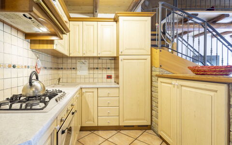 Bormio 200: Køkken, Countertop, Gulvbelægning, Køkken Apparat, Cabinetry, Indretning, Træ, Etage, Større Bandage, Loft