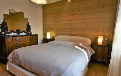 Bormio 200: Møbel, Komfort, Bygning, Træ, Bed Frame, Belysning, Indretning, Arkitektur, Etage, Lampe