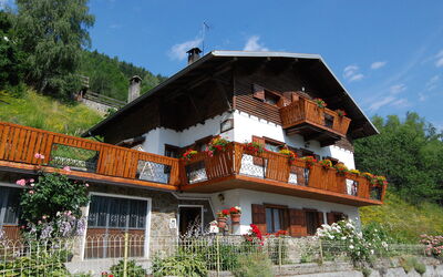 Bormio 200: Plante, Himmel, Sky, Bygning, Ejendom, Vindue, Træ, Arkitektur, Hus, Fritid