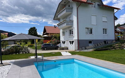 Feldkirchen in Kärnten 100: Sky, Vand, Plante, Bygning, Himmel, Ejendom, Vindue, Svømmepøl, Blå, Azure
