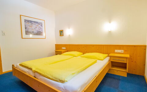 Längenfeld 165: Soveværelse, Seng, Bed Frame, Sengetøj, Sengetøj, Hårdttræ, Hotel, Madras, Bejdse, Rullemadras