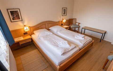 Sonnenbühl: Bygning, Møbel, Ejendom, Komfort, Bed Frame, Billedramme, Træ, Textile, Seng, Pude