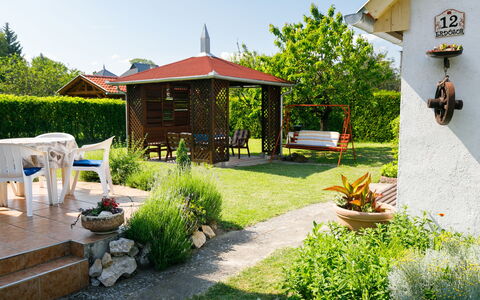 Pergola: Plante, Himmel, Bygning, Blomsterkrukke, Skygge, Land Lot, Træ, Græs, Sommerhus, Landskab