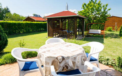 Pergola: Plante, Himmel, Ejendom, Grøn, Udendørs Møbler, Skygge, Træ, Græs, Stol, Udendørs Bord