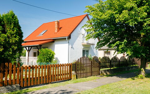 Pergola: Himmel, Plante, Ejendom, Hegn, Træ, Bygning, Vegetationen, Land Lot, Sommerhus, Naturlige Landskab