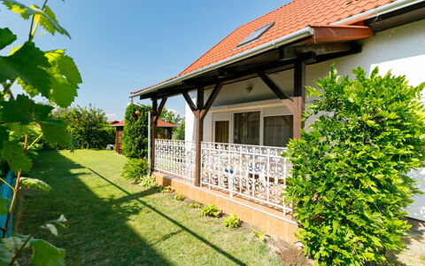 Pergola: Plante, Ejendom, Himmel, Bygning, Vindue, Grøn, Skygge, Sommerhus, Land Lot, Græs