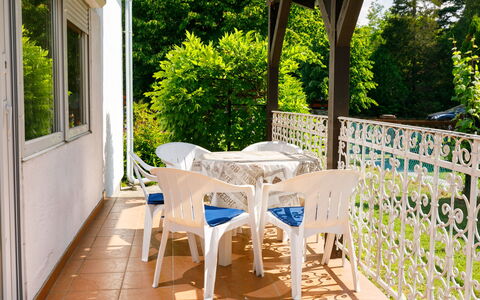 Pergola: Plante, Vindue, Skygge, Veranda, Bygning, Arkitektur, Træ, Gul, Udendørs Møbler, Træ