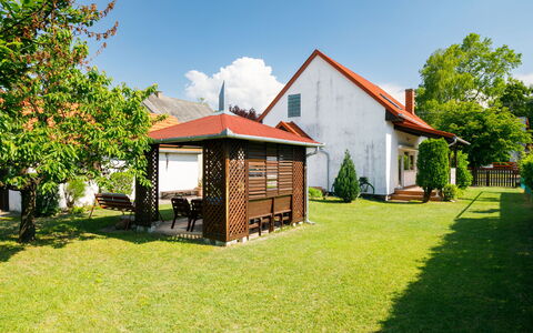 Pergola: Himmel, Plante, Ejendom, Bygning, Sky, Træ, Naturlige Landskab, Land Lot, Sommerhus, Hus