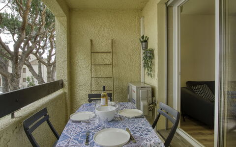 L'Ile Heureuse: Couch, Møbel, Ejendom, Bord, Billedramme, Vindue, Azure, Indretning, Belysning, Komfort