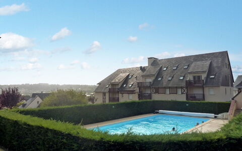 Le Domaine du Vert Coteau: Vand, Himmel, Svømmepøl, Plante, Azure, Blå, Træ, Udendørs Møbler, Bygning, Skygge