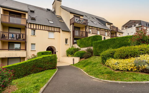 Le Domaine du Vert Coteau: Vand, Himmel, Svømmepøl, Plante, Azure, Blå, Træ, Udendørs Møbler, Bygning, Skygge