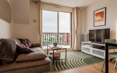 Deauville-Trouville 175: Vand, Himmel, Svømmepøl, Plante, Azure, Blå, Træ, Udendørs Møbler, Bygning, Skygge