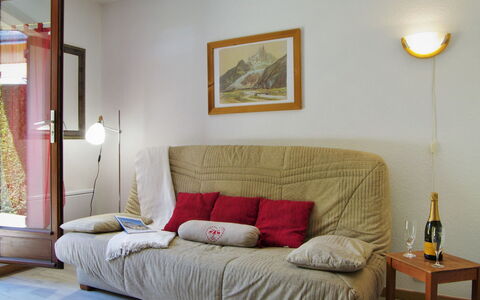 Les Chamois: Møbel, Værelse, Seng, Soveværelse, Ejendom, Indretning, Væg, Bed Frame, Etage, Couch