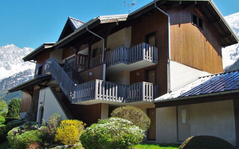 Les Chamois: Himmel, Plante, Ejendom, Bygning, Vindue, Grøn, Hus, Træ, Boligområde, Sommerhus