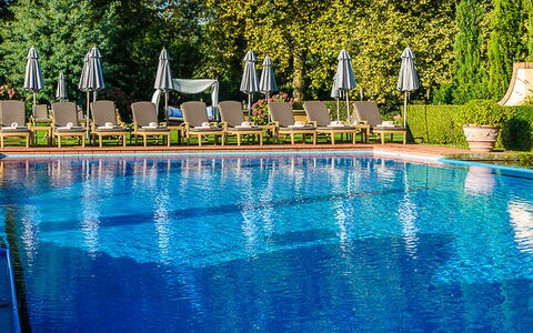 Giardino: Svømmepøl, Blå, Vand, Reflekterende Pool, Afspejling, Majorelle Blue, Fritid, Naturlige Landskab, Ejendom, Ferieby