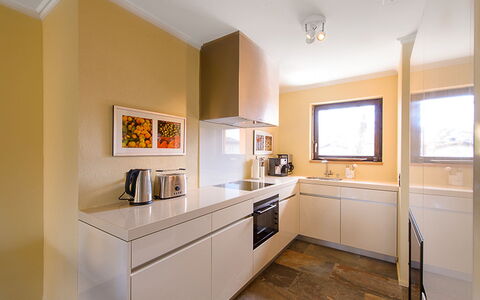 Giardino: Værelse, Ejendom, Møbel, Indretning, Etage, Bygning, Køkken, Gul, Loft, Cabinetry