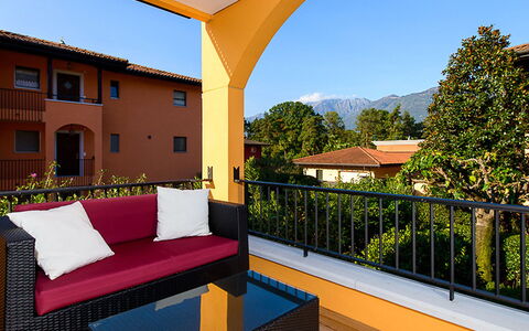Giardino: Bygning, Himmel, Ejendom, Couch, Plante, Vindue, Natur, Azure, Skygge, Træ