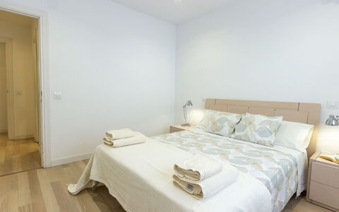 Chamartin-Ciudad Ramos Carrion: Møbel, Komfort, Træ, Bed Frame, Bygning, Dør, Gulvbelægning, Pude, Etage
