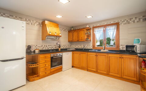 Ca Na Guerrera: Køkken, Cabinetry, Køkken Apparat, Countertop, Større Bandage, Gulvbelægning, Indretning, Træ, Etage, Møbel