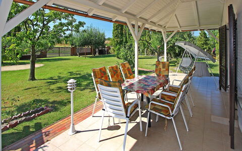 Grand Jardin: Ejendom, Ejendom, Bygning, Hus, Møbel, Veranda, Værelse, Gårdhave, Skygge, Hjem
