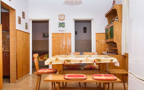 Grand Jardin: Bord, Møbel, Ejendom, Stol, Træ, Stueplante, Bygning, Dør, Hus, Indretning