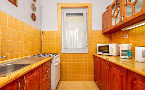 Grand Jardin: Cabinetry, Countertop, Ejendom, Køkkenvask, Håndvask, Køkken, Træ, Orange, Belysning, Indretning