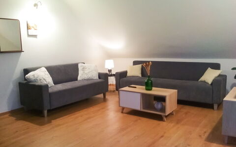 Grand Jardin: Brun, Couch, Bord, Ejendom, Møbel, Komfort, Arkitektur, Studio Couch, Træ, Indretning