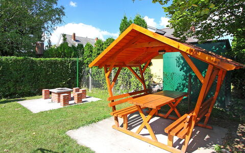 Francesco: Græs, Træ, Hus, Backyard, Pavilion, Arkitektur, Skygge, Fritid, Bygning, Gård