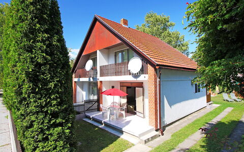 Francesco: Plante, Himmel, Bygning, Grøn, Vindue, Hus, Træ, Sommerhus, Urban Design, Græs