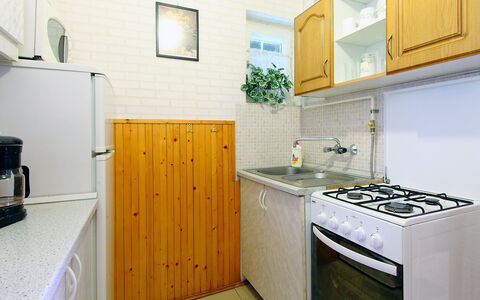 Francesco: Værelse, Ejendom, Køkken, Cabinetry, Countertop, Gul, Møbel, Større Bandage, Indretning, Bygning