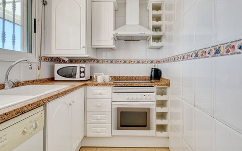 Bahia Blanca: Cabinetry, Countertop, Tap, Håndvask, Vindue, Sanitærarmatur, Komfur, Køkken, Bygning, Træ