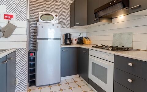 Le Normandie Home: Cabinetry, Ejendom, Møbel, Countertop, Bygning, Køkken Apparat, Komfur, Køkken, Indretning, Husholdningsapparat