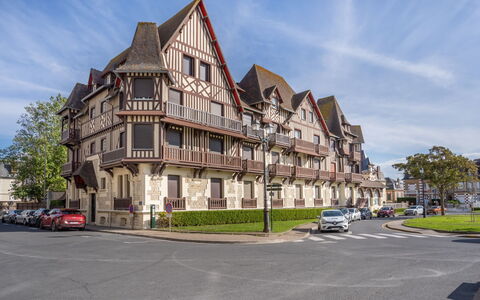 Le Normandie Home: Sky, Himmel, Plante, Bygning, Bil, Træ, Vindue, Urban Design, Ejerlejlighed, Hus