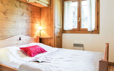 Les Capucins: Bygning, Møbel, Ejendom, Vindue, Komfort, Textile, Træ, Indretning, Bed Frame, Seng