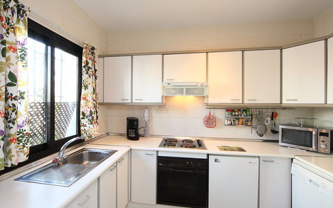 Villa Cielo: Håndvask, Cabinetry, Køkkenvask, Ejendom, Countertop, Vindue, Komfur, Køkken, Belysning, Husholdningsapparat