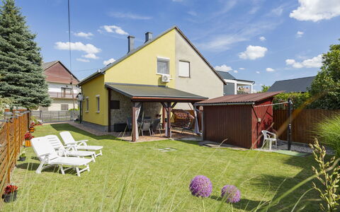 Hibiscus: Hus, Boligområde, Tag, Hjem, Sommerhus, Have, Dør, Backyard, Veranda, Gård