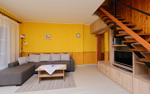 Hibiscus: Møbel, Bord, Vindue, Bygning, Træ, Cabinetry, Couch, Indretning, Arkitektur, Studio Couch