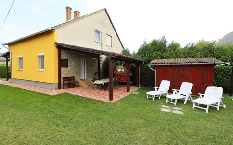 Hibiscus: Himmel, Bygning, Plante, Vindue, Sky, Træ, Hus, Land Lot, Græs, Skygge