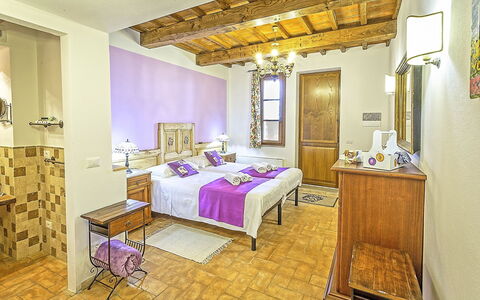 Villa Amadeo: Værelse, Ejendom, Møbel, Indretning, Soveværelse, Bygning, Suite, Purple, Seng, Gul