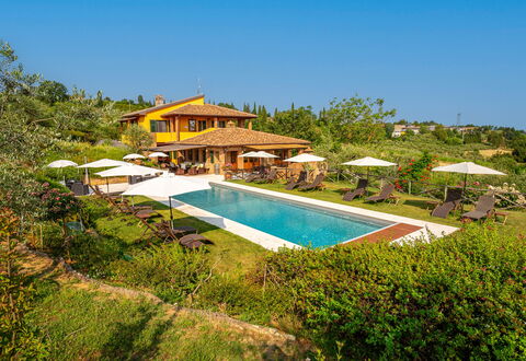 Villa Amadeo: Himmel, Vand, Plante, Svømmepøl, Naturlige Landskab, Skygge, Rektangel, Bygning, Udendørs Møbler, Arecales