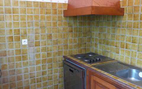 Jean Michel: Flise, Countertop, Ejendom, Værelse, Køkken, Etage, Gulvbelægning, Væg, Cabinetry, Møbel