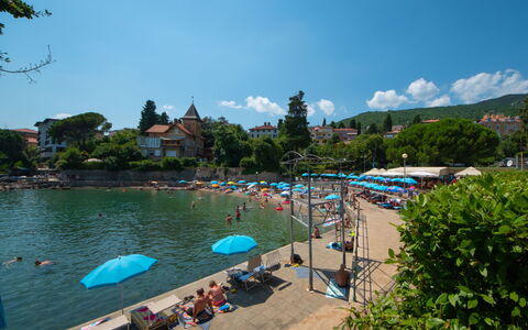Opatija 106: Vand, Himmel, Sky, Plante, Paraply, Azure, Træ, Svømmepøl, Coastal Og Oceaniske Landskabsformer, Fritid