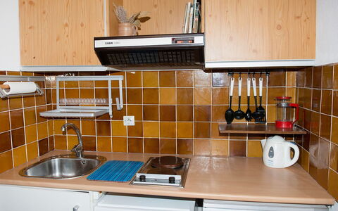 Saint Cyr sur Mer la Madrague 100: Countertop, Værelse, Køkken, Cabinetry, Ejendom, Møbel, Hylde, Flise, Komfur, Hus