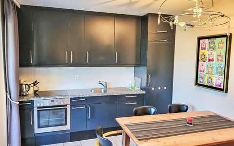 Collina Verde B: Møbel, Gulvbelægning, Indretning, Etage, Køkken, Træ, Countertop, Cabinetry, Køkken Apparat, Stol