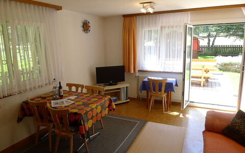 Amara: Værelse, Ejendom, Møbel, Bygning, Indretning, Stue, Hus, Etage, Bord, Loft