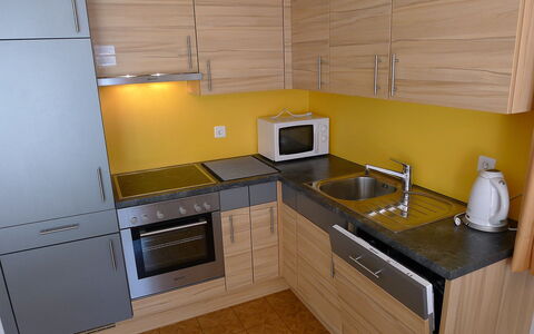 Amara: Countertop, Køkken, Værelse, Cabinetry, Ejendom, Komfur, Møbel, Større Bandage, Gul, Etage